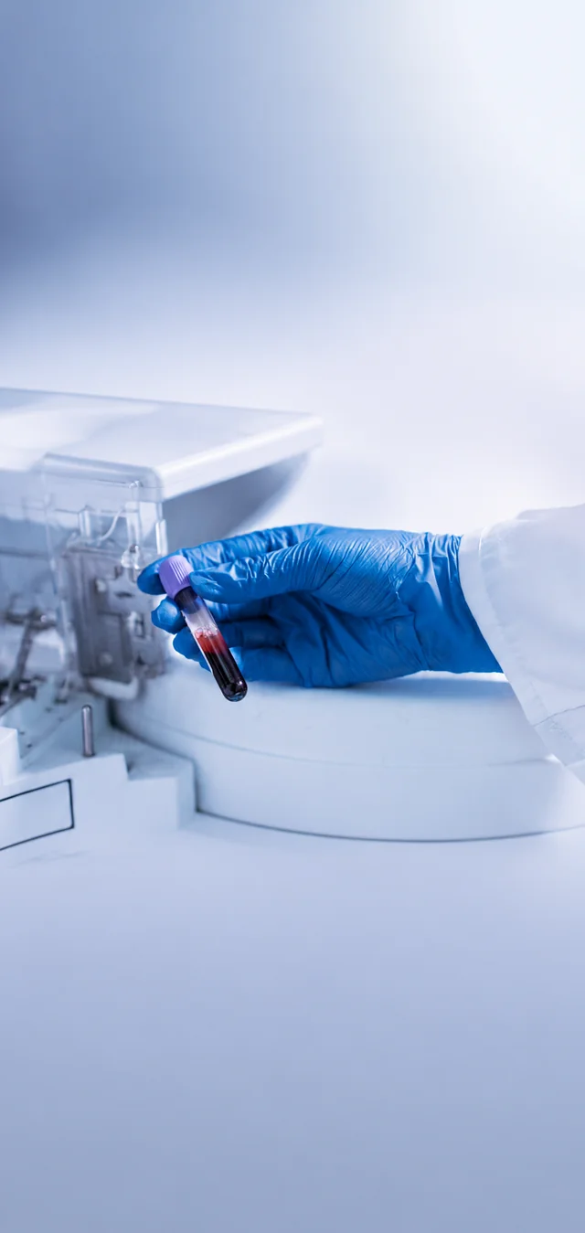Profesional de laboratorio sosteniendo un tubo de ensayo