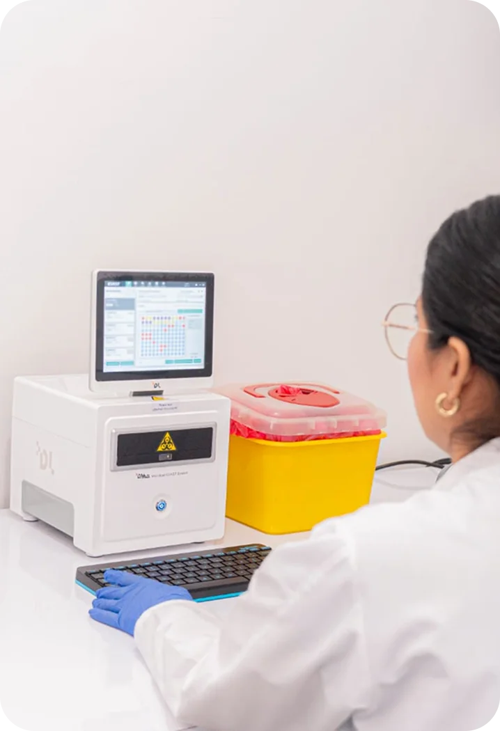 Equipo de laboratorio en estación de trabajo