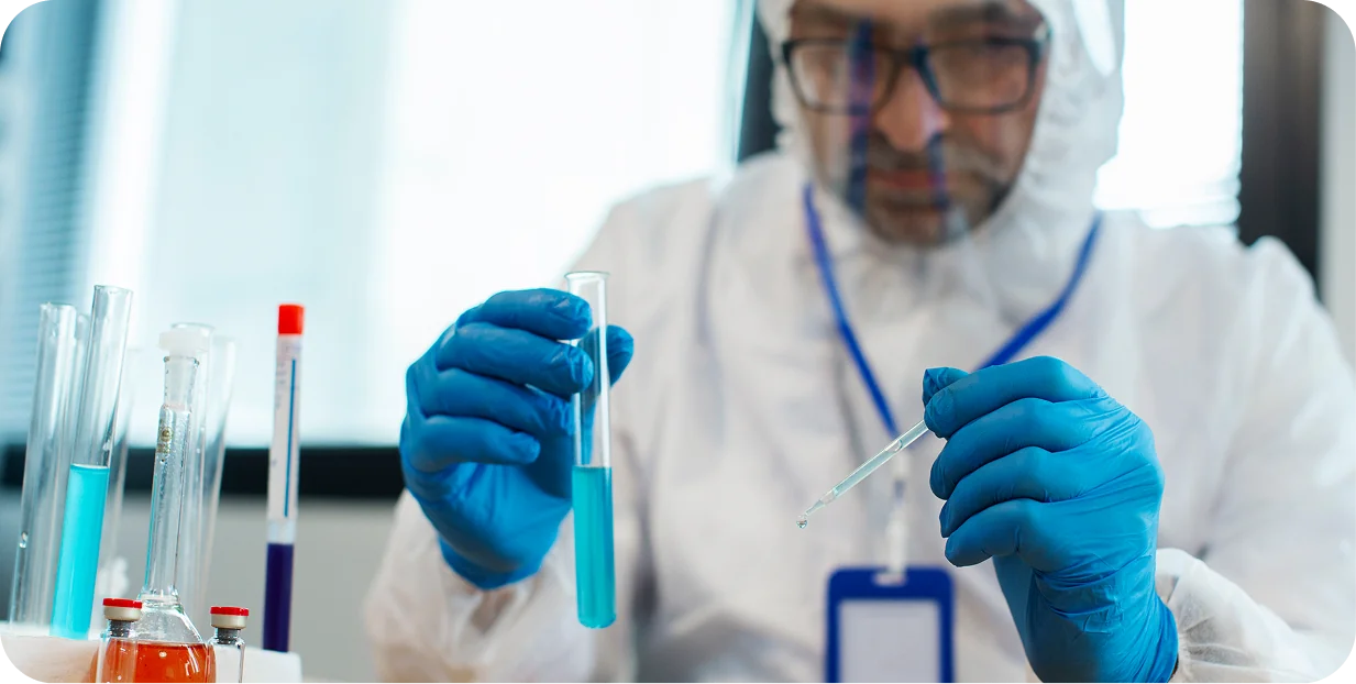 Profesional de laboratorio realizando análisis toxicológico