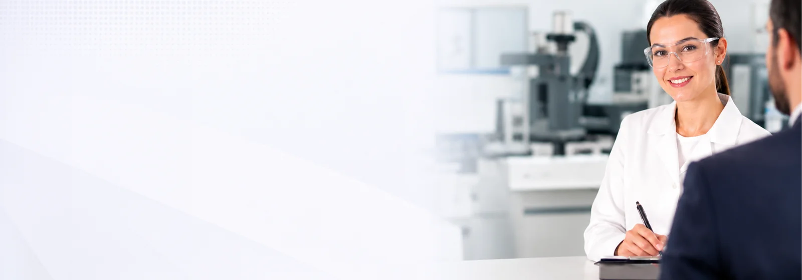 Profesional de laboratorio atendiendo a un cliente corporativo